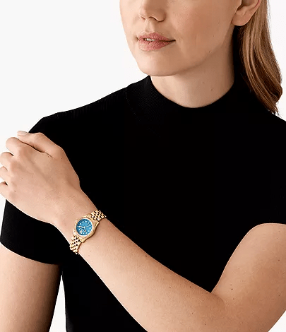 montre font bleu au poignet d'une femme